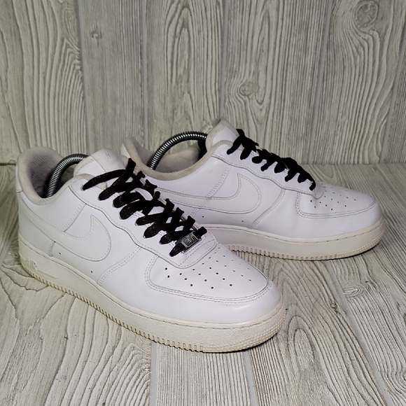Nike Air Force 1 Low Triple White Sneakers With Black Laces Mens Size 9 - Picture 1 of 14